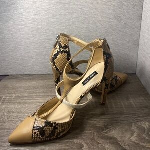 NINE WEST SNAKE PRINT POINT HEELS